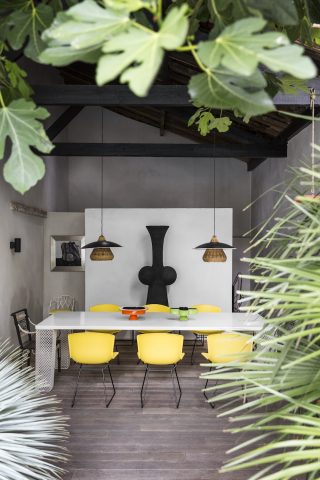 Déjeuner, dîner sous l'auvent, chez Marc Deloche, architecte et joaillier, photo Romain Ricard pour Marie Claire Maison