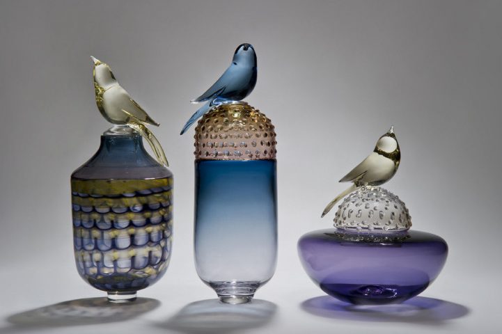 Boites en verre oiseaux sculptés "Tout sur les oiseaux III "artiste Julie Johnson, Gallery Vessel