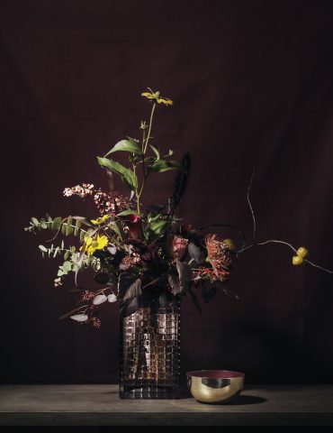 Bouquet aux teintes sombres dans un vase de Louise Roe