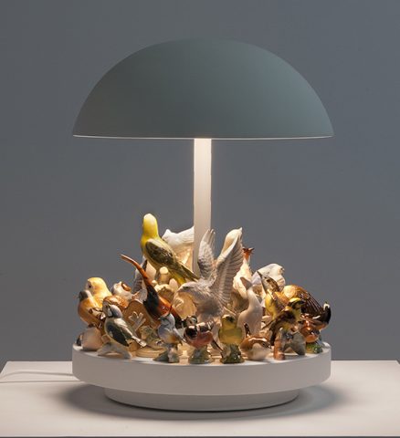 Lampe Island, corian, métal et figurines d'oiseaux en céramique, design Stuart Haygarth, Carpenters Workshop Gallery