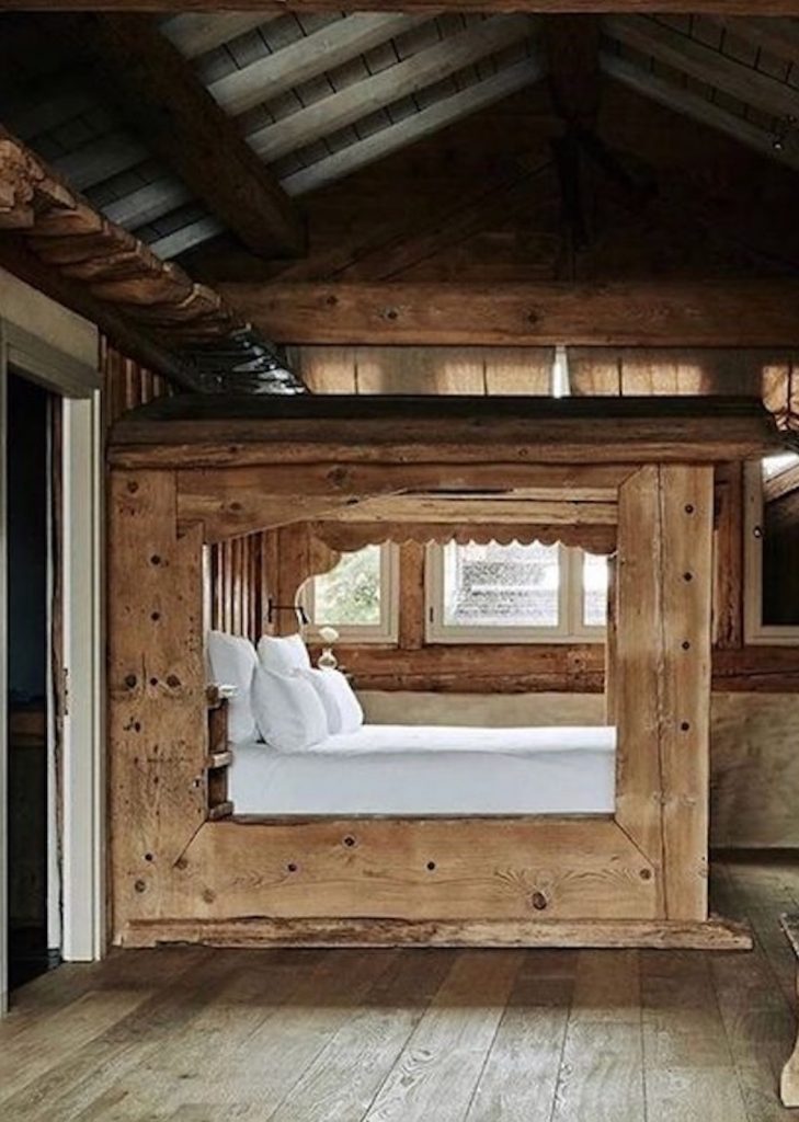 Le châlet Zannier à Megève et son lit rustique en bois. 