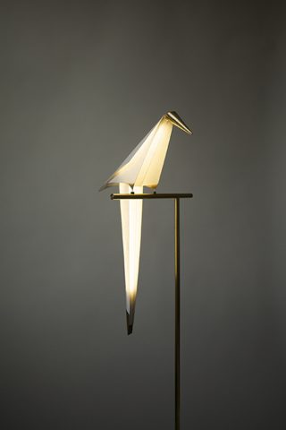 Luminaire Perch Light, papier, laiton, acier plaqué or, liège design Umut Yamac pour Moooi photo Tom Gildon