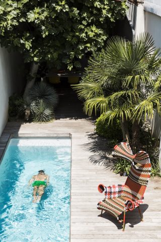 Maison à Toulouse et sa piscine chez Marc Deloche, architecte et joaillier. photo Romain Ricard pour Marie claire Maison