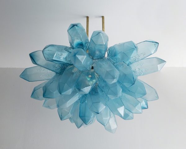 Suspension lumineuse en cristal verre bleu soufflé bouche design Jeff Zimmerman pour R&Compagny