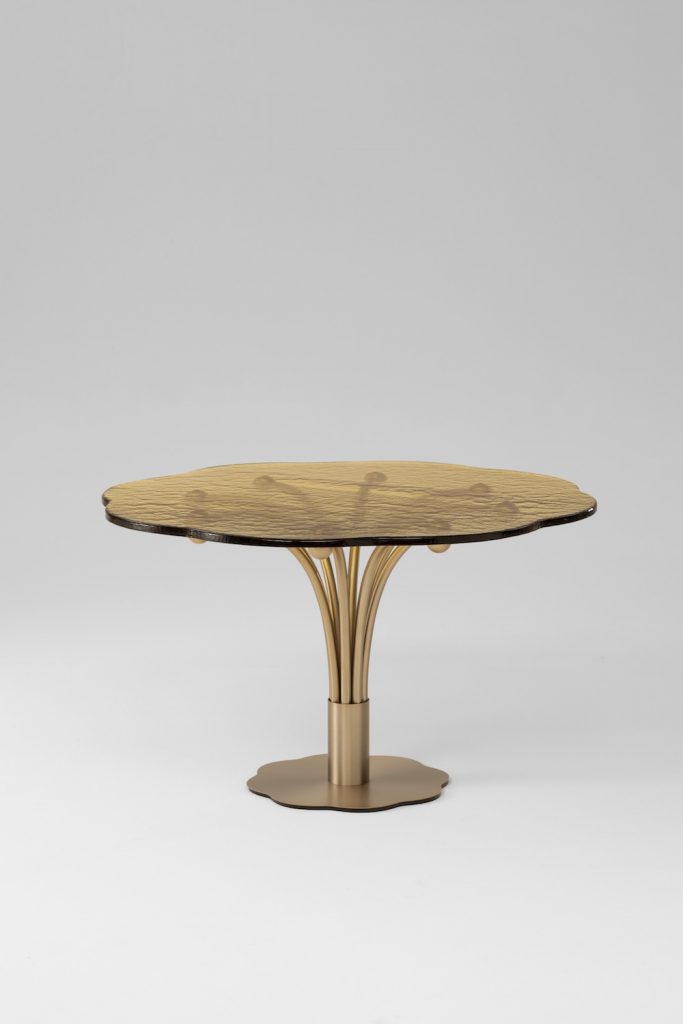 Table Pistil en laiton et verre india mahdavi pour Wonderglass