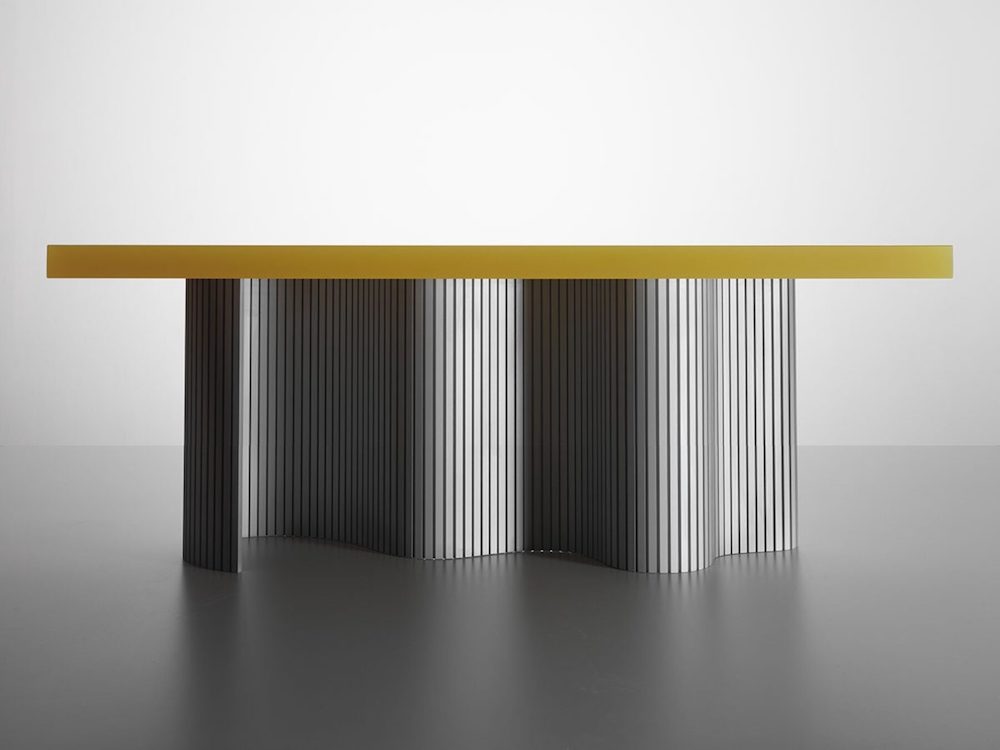 Table "Spine" aluminuium et résine design Erik Olovsson Studioeo photo Gustav Almestål