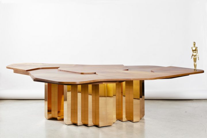 Terra Continens design Karen Chekerdjian table bois massif, acajou et laiton miroir Carwan Gallery