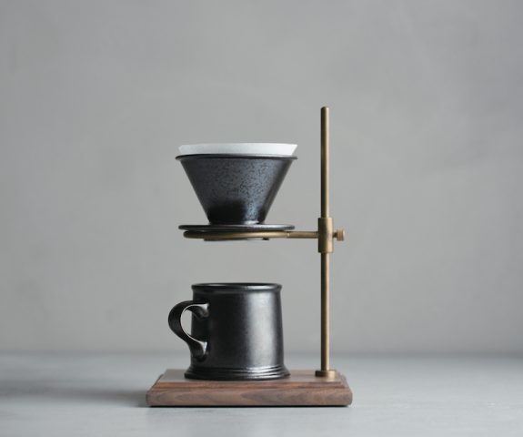 Suppport en laiton et bois avec filtre à café et mug SCS-S 01, Kinto
